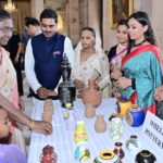 Artist detailing to about Handicrafts item to Indian President